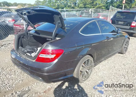 2012 Mercedes-Benz C 250 z USA, uszkodzony, nr VIN WDDGJ4HB6CF754679